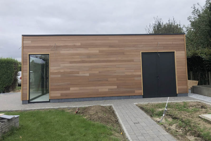 Tuingebouw in Ooike met Iroko gevelbekleding