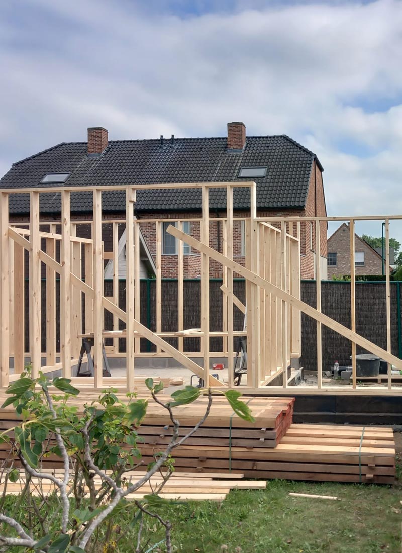 Tuingebouw in Petegem met afrormosia gevelbekleding