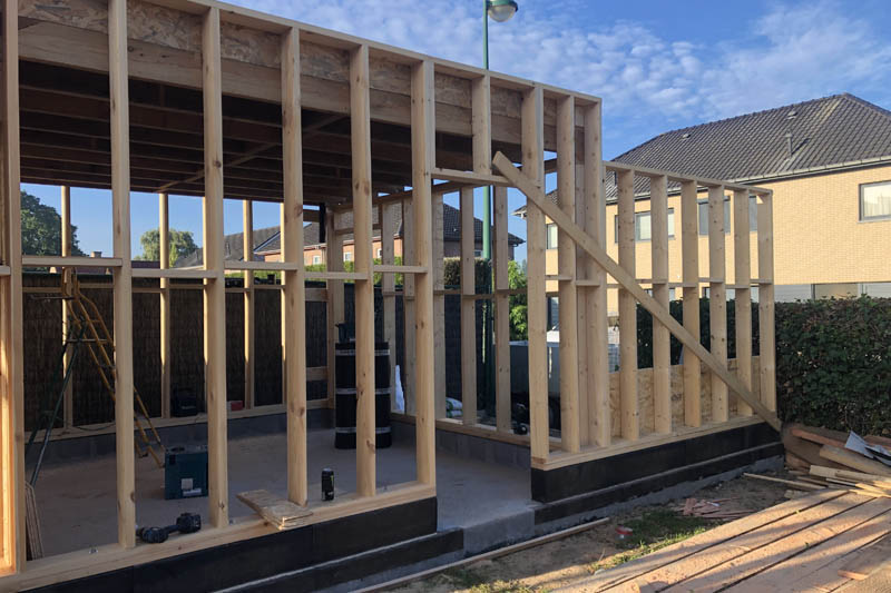 Tuingebouw in Petegem met afrormosia gevelbekleding