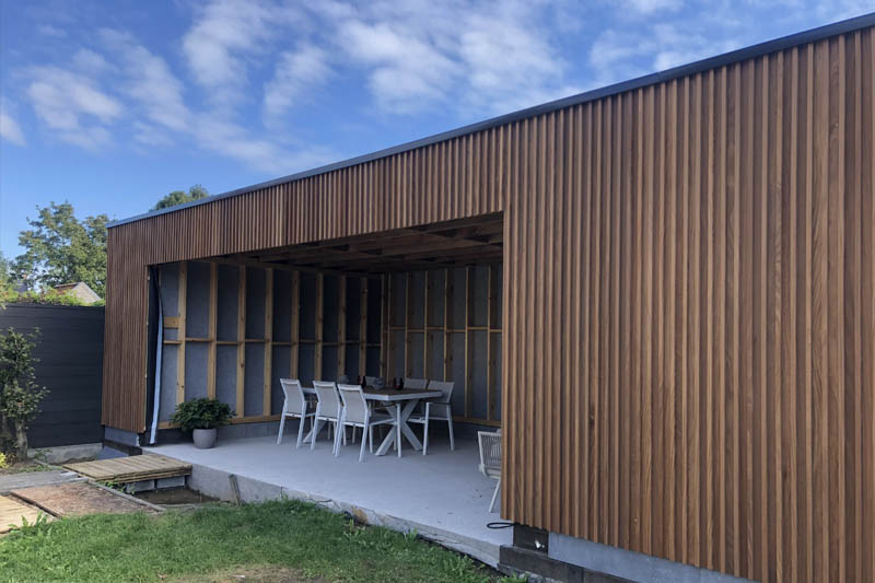 Tuingebouw in Petegem met afrormosia gevelbekleding