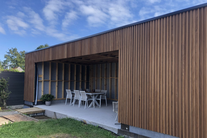 Tuingebouw in Petegem met afrormosia gevelbekleding